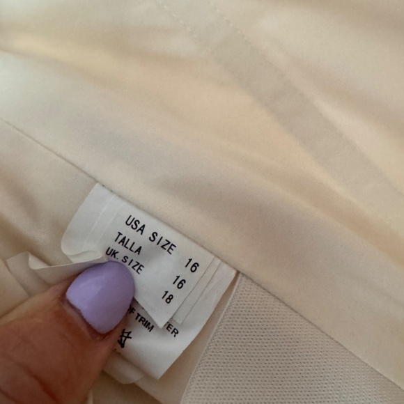 Brand New size 16 - Never worn wedding dress - Picture 6 of 7